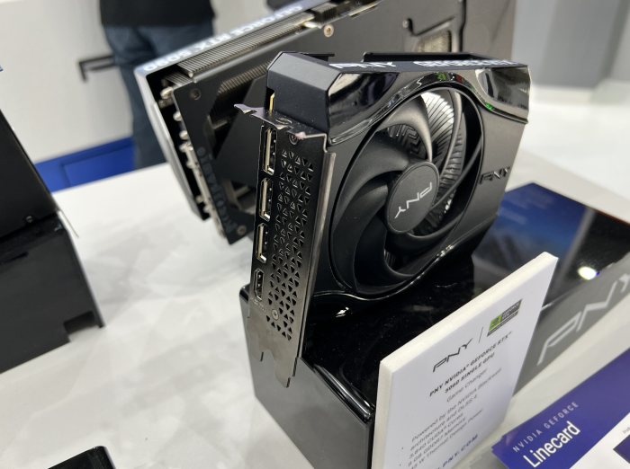 Bis zu vier Bildschirme können angeschlossen werden, drei davon per Displayport 2.1b (Bild: Martin Böckmann/Golem.de)